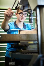 Toplica Bogicevic in einer Werkstatt seines Lehrbetriebs, der Ruag in Emmen. (Bild: Jakob Ineichen; 26. Juni 2018)