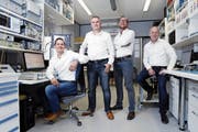 Thomas Käch, Armin Diethelm, Roland Käch und Peter Wüthrich (v. l. n. r.) im Emitec-Labor in Rotkreuz. (Bild: Werner Schelbert (Rotkreuz, 8. Juni 2018))