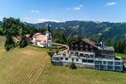 1954 im Chalet-Stil erbaut und mehrfach erweitert: das Seminarhotel Bramboden. (Bild: Philipp Schmidli, Romoos, 19. Juni 2018)