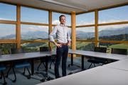 Studierzimmer mit Ausblick: Hotel-Inhaber Guido Furrer (41) in einem der drei Seminarräume auf dem Bramboden. (Bild: Philipp Schmidli, Romoos, 19. Juni 2018)