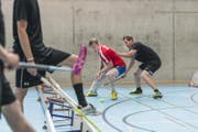 Zwischen den Kraft- und Ausdauereinheiten bleibt auch Zeit für eine kurze Unihockeypartie.