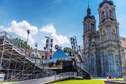 Für die Tribüne und das Bühnenbild wird tonnenweise Material auf den Klosterplatz gefahren und dort innert kürzester Zeit aufgebaut.(Bilder: Michel Canonica)