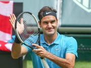 Das Unternehmen Titelverteidigung startet für Wimbledon-Sieger Roger Federer am Montagnachmittag gegen den Serben Dusan Lajovic (Bild: KEYSTONE/AP dpa/FRISO GENTSCH)