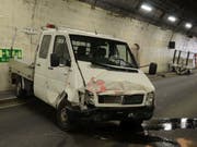 Geriet aus noch ungeklärten Gründen aus der Kontrolle des Fahrers: Der Unfall-Lieferwagen im Belchentunnel. (Bild: Kantonspolizei Basel-Landschaft)