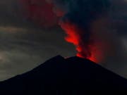 Rauch- und Aschewolke bis in 2000 Meter Höhe: Der Vulkan Agung auf der indonesischen Ferieninsel Bali bricht erneut aus. (Bild: KEYSTONE/EPA/MADE NAGI)