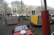 Der «Klipp-Klapp»-Marktstand entstammt einem früheren verunglückten Versuch, den ständigen St.Galler Markt attraktiver zu gestalten. Der Kubus (im Bild bei der Montage) litt am Anfang unter Kinderkrankheiten. Dann blieb er aus politischen Gründen ein Einzelstück. (Bild: Hannes Thalmann)