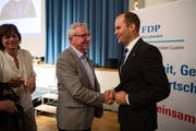 Durch das Einerticket der FDP stehen die Chancen gut, dass Fabian Peter (rechts) im Luzerner Regierungsrat den Sitz von Parteikollege Robert Küng (links) erben kann. (Bild: Philipp Schmidli (Sempach, 28. Juni 2018))