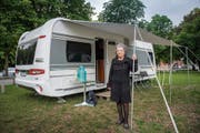 «Die Tür steht immer offen»: Maria Mehr vor ihrem Wohnwagen. (Bild: Urs Bucher)