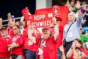 «Hopp Schwiz» oder «Heja Sverige»: Wer schafft am Dienstag den Einzug ins Viertelfinale? (Bild: Laurent Gillieron/Keystone)