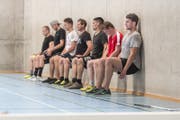 Ein Klassiker: Mit angewinkelten Beinen wird die Oberschenkelmuskulatur trainiert.