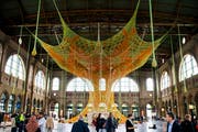 Kein Nagel, keine Schraube braucht es, um das 1120 Quadratmeter grosse Kunstwerk zu installieren.