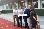 Adrian Nussbaumer von der Nussbaumer Holz AG überreicht der Vertretung von Gemeinde und Schule in einem symbolischen Akt den Schlüssel für den neuen Pavillon.(Bild: Maria Schmid ( Cham, 29. Juni 2018 ))