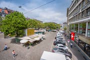 Der ständige St.Galler Markt ist heute vom Kubus des «Klipp-Klapp»-Standes bis zur Rondelle verstreut. Der Stadtrat will das mit seiner Konzentration beim «Klipp-Klapp» ändern. Voraussetzung dafür ist die Aufhebung der Parkplätze rechts im Bild. (Bild:Urs Bucher)