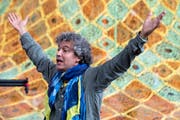 Der Künstler Ernesto Neto vor seiner Installation "GaiaMotherTree" im Zürcher Hauptbahnhof. (KEYSTONE/Walter Bieri)