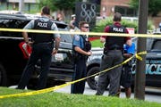 Polizisten vor dem Tatort in Annapolis. Bild: Jose Luis Magana/AP (28. Juni 2018)