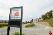 Die Willkommenstafel an der östlichen Ortseinfahrt. (Bild: Donato Caspari)