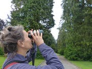 Feldornithologin Ruth Grünenfelder in der Parkanlage des Friedhofs Sihlfeld mitten in Zürich. (Bild: Silvia Schaub)