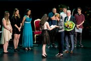 Die AbsolventInnen erhalten ihre Zeugnisse überreicht. (Bild: Maria Schmid ( Zug, 29. Juni 2018 ))