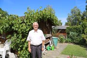 Urs Bawidamann in seinem Garten-Paradies in Rorschacherberg. (Bild: Perrine Woodtli)