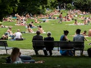 Perfektes Badewetter: Der Monat Juni brachte viel Sonnenschein und die ersten Hitzetage. (Bild: KEYSTONE/ENNIO LEANZA)