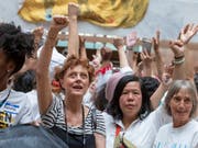 US-Schauspielerin Susan Sarandon (Links) bei der Kundgebung gegen die Migrationspolitik von US-Präsident Donald Trump im Senatsgebäude von Washington. (Bild: KEYSTONE/AP/J. SCOTT APPLEWHITE)