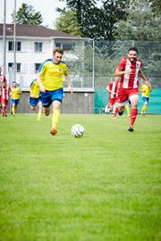 Kristian Nushi (links) - hier in der Cup-Qualifikation gegen den FC Hergiswil - ist einer von vielen Uzwiler Akteuren mit Vergangenheit beim FC Wil. (Bild: Jakob Ineichen)
