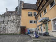 Ein Insasse des kantonalen Gefängnisses Schaffhausen hat die Mietpreise für Fernseher und Laptops als zu hoch taxiert. Die Schaffhauser Justiz muss sich auf Geheiss des Bundesgerichts nun mit dem Fall beschäftigen, nachdem sie ihn zunächst nicht an die Hand nehmen wollte. (Bild: Archivbild)