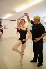 Ballettlehrer Miguel Steininger trainiert die Förderklasse, darunter auch die 16-jährige Lia Lütolf. (Bild: Marion Wannenmacher (Luzern, 28.Juni 2018))