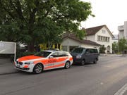 Einsatzfahrzeuge beim Gefängnis in Widnau. (Bild: Kapo SG)