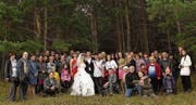 Olga Delane (zuvorderst rechts in brauner Jacke) und ihre sibirische Familie. (Bild: PD)