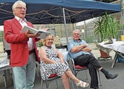 Autor Theo von Moos präsentierte die Biographie über Bernhard Walther (rechts). In der Mitte ist Walthers Lebenspartnerin Trix. (Bilder: Robert Hess (Alpnach, 28. Juni 2018))
