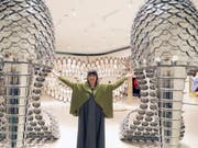 Eines ihrer Kunstwerke ist grösser als das andere: Das Guggenheim-Museum in Bilbao widmet der portugiesischen Künstlerin Joana Vasconcelos - hier zwischen ihren Pfannen-Pumps - ihre erste Werkschau. (Bild: Keystone/EPA EFE/LUIS TEJIDO)