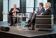 Bundesrat Johann Schneider-Ammann und Winfried Kretschmann, Ministerpräsident von Baden-Württemberg, im Gespräch am Wirtschaftskonzil im Bodenseeforum in Konstanz. Moderator ist «Südkurier»-Chefredaktor Stefan Lutz. (Bild: Reto Martin)