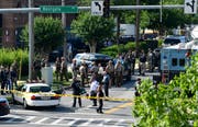 Die Polizei sichert die Umgebung des Gebäudes der Zeitungsredaktion. (AP Photo/Susan Walsh)