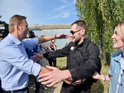 Der russische Oppositionsführer Alexej Nawalny (l.) begrüsst seinen Bruder Oleg nach dessen Freilassung aus einem Straflager. (Bild: KEYSTONE/AP/DMITRY SEREBRYAKOV)