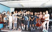 Premiere: Musikschüler spielen an der frischen Luft. (Bild: Manuela Bruhin)
