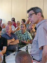 Matthias Kreis (Melioration Rheinebene) erläuterte das Vorhaben der Entwässerung. (Bild: Ulrike Huber)