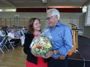 Pro-Humanis-Präsident Peter Grau heisst Michèle Bongetta mit einem Blumenstrauss im Vorstand willkommen. (Bild: Erwin Schönenberger)