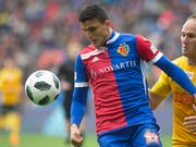 Basels Mohamed Elyounoussi im Kampf um den Ball mit YB-Verteidiger Steven von Bergen (Bild: KEYSTONE/MELANIE DUCHENE)