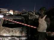 Bei der Explosion eines Tanklasters in Nigeria sind mindestens neun Menschen ums Leben gekommen - 55 Fahrzeuge gingen in Flammen auf. (Bild: KEYSTONE/AP/SUNDAY ALAMBA)