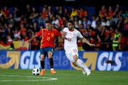 Der Schweizer Torschütze Ricardo Rodriguez (rechts) im Zweikampf mit dem Spanier Lucas Vazquez. (Bild: Keystone/Alberto Saiz, 3. Juni 2018)