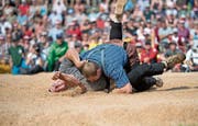 Kurzer Schlussgang: Joel Wicki legte Roger Baumann nach fünf Sekunden auf den Rücken. (Bild: Corinne Glanzmann (Attinghausen, 3. Juni 2018)