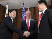 US-Verteidigungsminister Jim Mattis äussert sich im Beisein seiner Amtskollegen aus Japan und Südkorea zum Nordkorea-Konflikt auf einer Sicherheitskonferenz in Singapur. (Bild: KEYSTONE/EPA/WALLACE WOON)