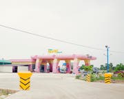 Wie aus Marshmellows gebaut: Tankstelle in Myanmar. (Bild: Craig Easton, Schöner Tanken, Gestalten 2018)