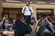 Innenminister Matteo Salvini spricht vor Anhängern auf Sizilien. (Bild: Orietta Scardino/EPA (Catania, 3. Juni 2018))