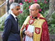 Londons Bürgermeister Sadiq Khan (l.) mit dem Dekan der Southwark-Kathedrale Andrew Nunn. (Bild: Keystone/AP/DOMINIC LIPINSKI)