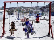Mädchen beim Spielen in Kabul: Wegen des anhaltenden ökonomischen Drucks werden in Afghanistan Mädchen oft früher verheiratet und gehen deshalb nicht mehr zur Schule. (Bild: KEYSTONE/EPA/HEDAYATULLAH AMID)