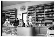 Mehr Apotheke als Tankstelle: Blick in den Verkaufsraum einer Shell-Tankstelle, 1955. (Bild: R. Lothar)
