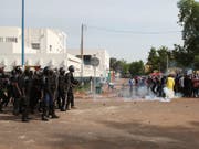 Die Polizei geht am Samstag mit Tränengas und Schlagstöcken gegen Demonstranten in Bamako in Mali vor. (Bild: KEYSTONE/AP/BABA AHMED)