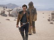 "Solo: A Star Wars Story" schwächelte auch an seinem zweiten Wochenende in Nordamerika. Zwar führt der Film die Kinocharts deutlich an, er bleibt aber um die Hälfte hinter den Einspielergebnissen seines Vorgänger "Rogue One" im vergleichbaren Zeitraum. (Bild: Keystone/AP Lucasfilm/JONATHAN OLLEY)